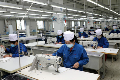 鄂爾多斯 人民健康高于一切，防護用品生產車間全力以赴保供應